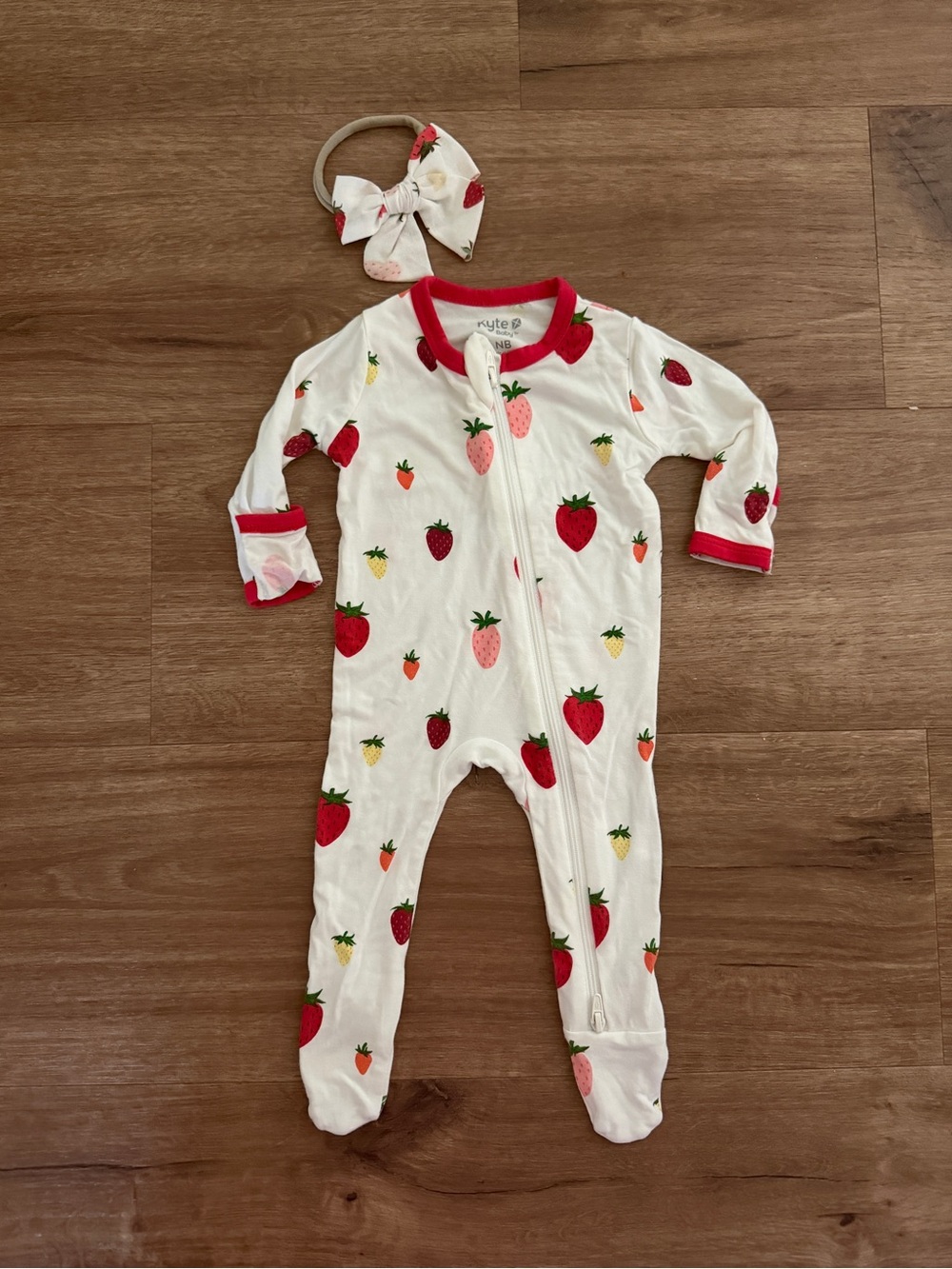 Kyte BABY Zippered Footed One-Piece Strawberry Print with Headband